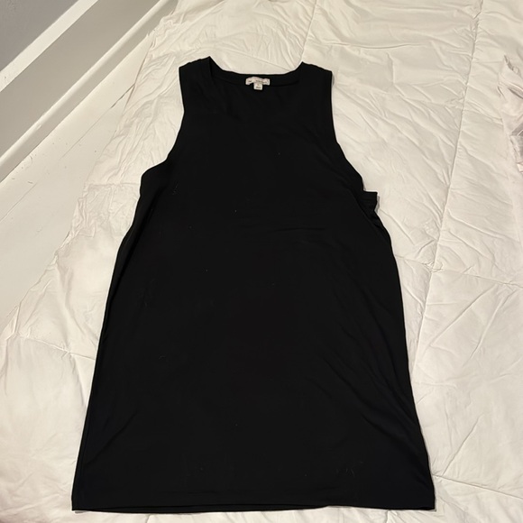 2- GAP size M tank tops - Picture 2 of 7